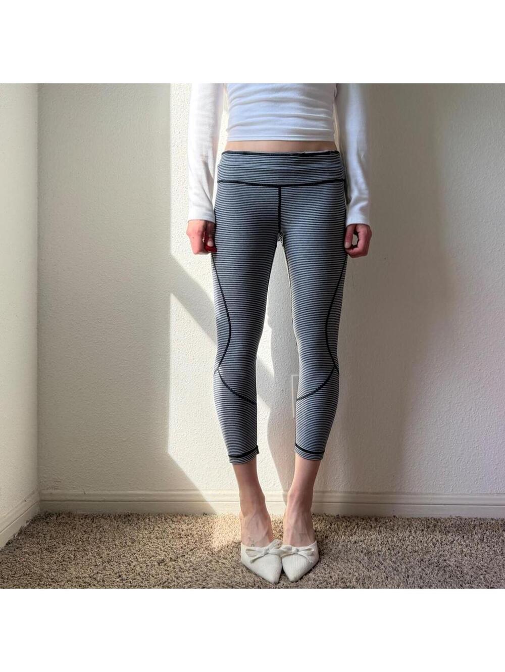 Low rise black and white striped cropped leggings capris